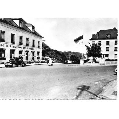 KOMITAT 60800 - OISE - CREPY-EN-VALOIS - PLACE DU PAON "HOTEL DES TROIS-PIGEONS"