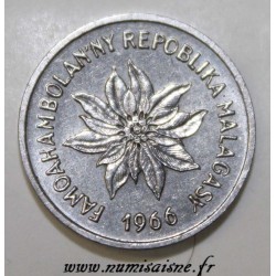 MADAGASCAR - KM 8 - 1 FRANC 1966 - ZEBU