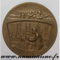 MÉDAILLE - GUERRE - 1914 - 1918 - AUX POILUS D'USINES - PAR LE SOLDAT - PAR L'OUVRIER - LA VICTOIRE