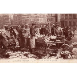 County - 62200 - PAS DE CALAIS - BOULOGNE-SUR-MER - LANDING AND SORTING FISH