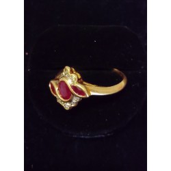 RING IN YELLOW GOLD - 18 CARATS - 3 RUBIES INCLUDING 1 CENTRAL OF 5 X 3.5 MM - SIZE 57