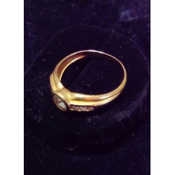 YELLOW GOLD RING - 18 CARATS - ZIRCONIUM OXIDES OF WHICH A CENTRAL 5 MM DIAMETER - SIZE 54