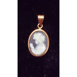 YELLOW GOLD PENDANT - 18 CARATS - BLUE CAMEE