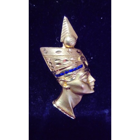 YELLOW GOLD PENDANT - 18 CARATS - 'NEFERTITI'S HEAD' ADORNED WITH BAGUETTE SAPPHIRES