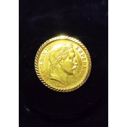 YELLOW GOLD BROOCH - 18 CARATS - COIN HOLDER WITH 10 FRANCS GOLD NAPOLEON III HEAD LAUREE
