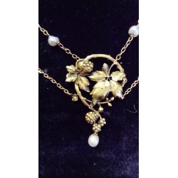 CHOKER - YELLOW GOLD - 18 CARATS - PATTERNS IN THE FORM OF VINE LEAVES AND BUNCHES OF GRAPES - 3 PEARLS