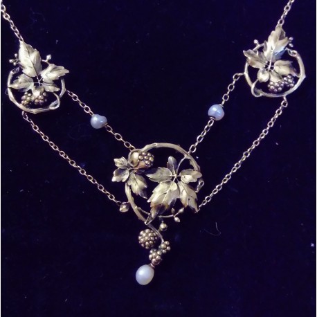 CHOKER - YELLOW GOLD - 18 CARATS - PATTERNS IN THE FORM OF VINE LEAVES AND BUNCHES OF GRAPES - 3 PEARLS