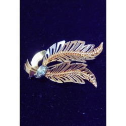 YELLOW AND WHITE GOLD BROOCH - 18 CARATS - LEAF-SHAPED