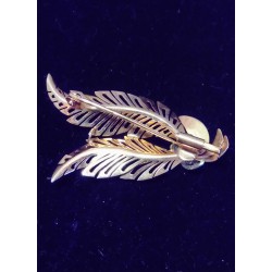 YELLOW AND WHITE GOLD BROOCH - 18 CARATS - LEAF-SHAPED