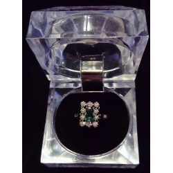RING IN WHITE GOLD - 18 CARATS - EMERALD OF 5 X 3 MM AND 10 GLOSSES OF 0.01 CARAT EACH - SIZE 55