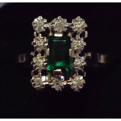 BAGUE EN OR BLANC - 18 CARATS - EMERAUDE DE 5 X 3 MM ET 10 BRILLANTS DE 0.01 CARAT CHACUN - TAILLE 55