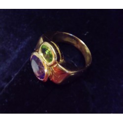 YELLOW GOLD RING - 18 CARATS - AMETHYST OF 10 X 8 MM AND PERIDOT OF 4 X 6 mm - SIZE 54