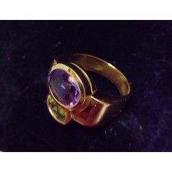 YELLOW GOLD RING - 18 CARATS - AMETHYST OF 10 X 8 MM AND PERIDOT OF 4 X 6 mm - SIZE 54