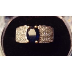 WHITE GOLD RING - 18 CARATS - DECORATED WITH A CENTRAL SAPPHIRE AND 100 GLOSSES OF 1 CARAT EACH - SIZE 56