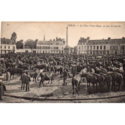 County 62000 - ARRAS - PLACE VICTOR HUGO - A MARKET DAY