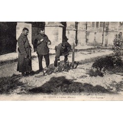 County 51460 - L'ÉPINE - OFFICERS LAYING FLOWERS ON GRAVES