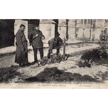 County 51460 - L'ÉPINE - OFFICERS LAYING FLOWERS ON GRAVES