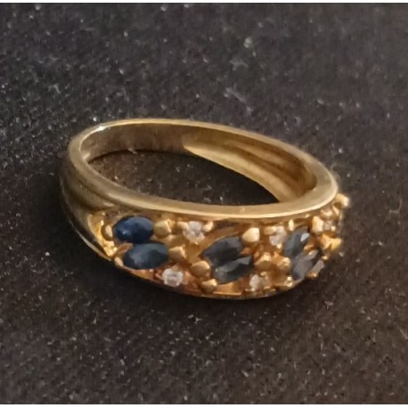 YELLOW GOLD RING - 18 CARATS - DECORATED WITH 8 SHUTTLE SAPPHIRES 3 MM LONG - Ref 0/94578